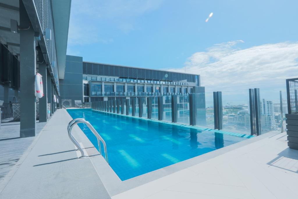 セブシティにあるbai Hotel Cebuの屋根のスイミングプール
