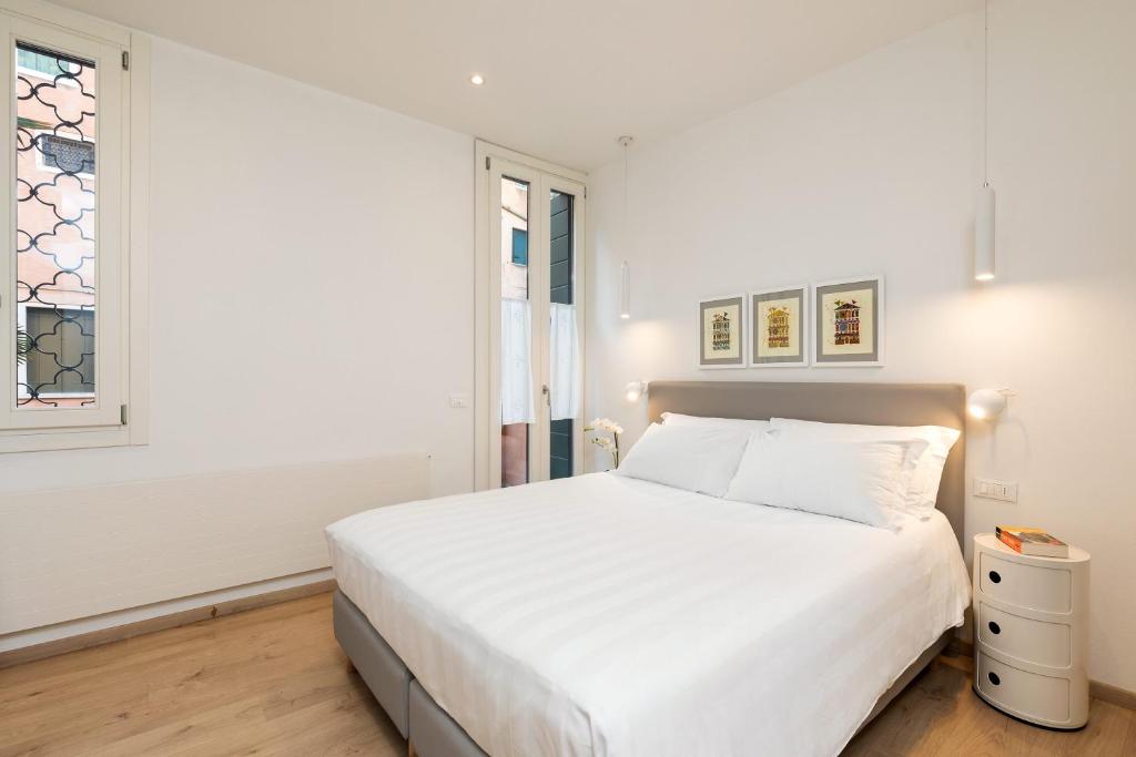 A bed or beds in a room at San Marco Design Suites