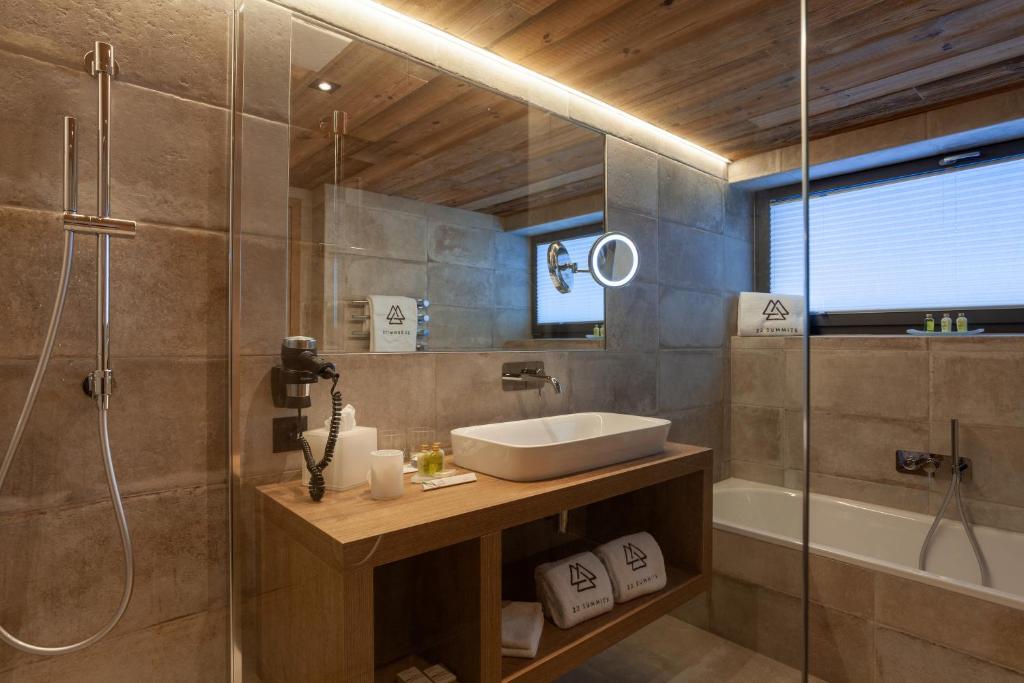Koupelna v ubytování 22 Summits Boutique Hotel