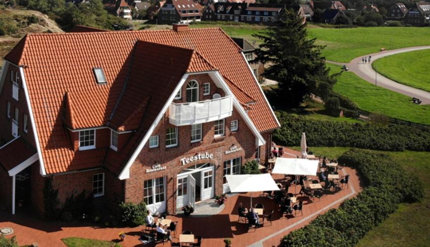 uma vista aérea de um edifício com um restaurante em Baltrumer Teestube em Baltrum