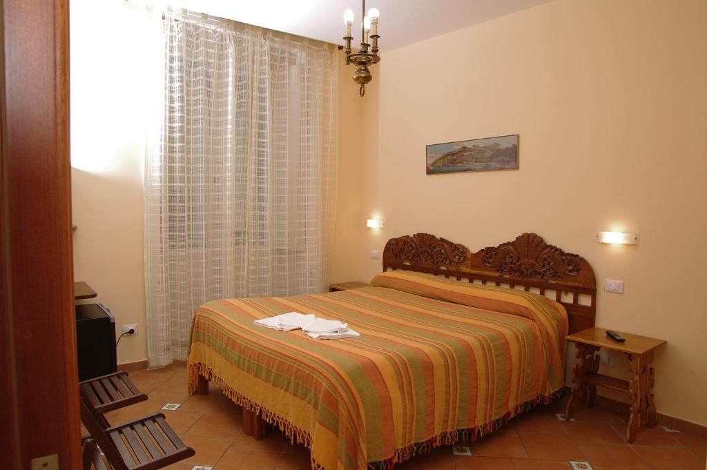 Postel nebo postele na pokoji v ubytování DolceVitaSorrento Guest House