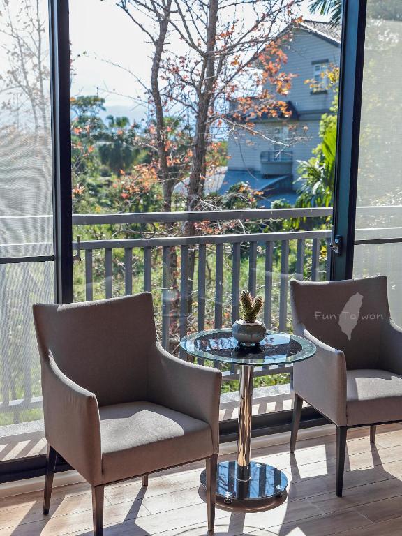 A balcony or terrace at 宜蘭莫內花園城堡