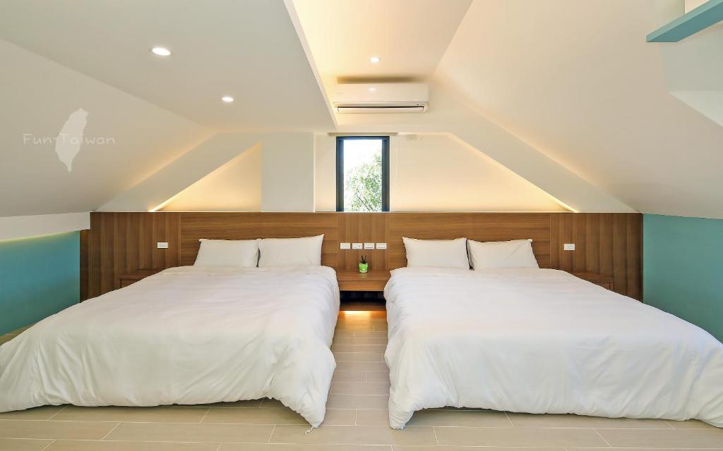 A bed or beds in a room at 宜蘭莫內花園城堡