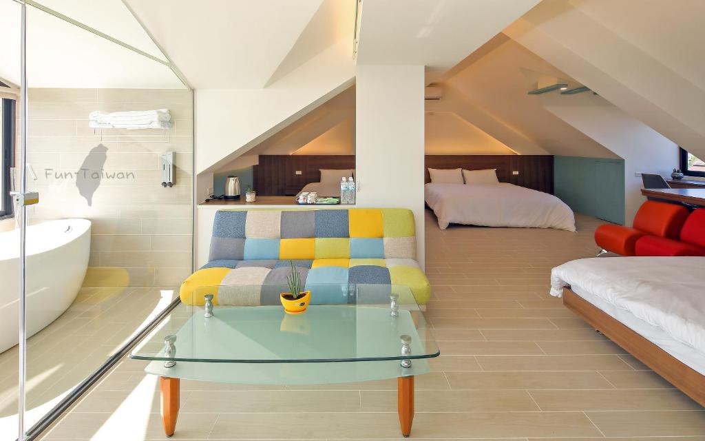 A bed or beds in a room at 宜蘭莫內花園城堡