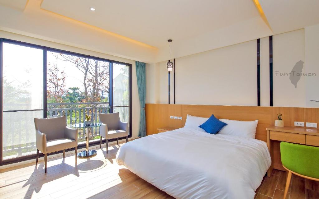 A bed or beds in a room at 宜蘭莫內花園城堡