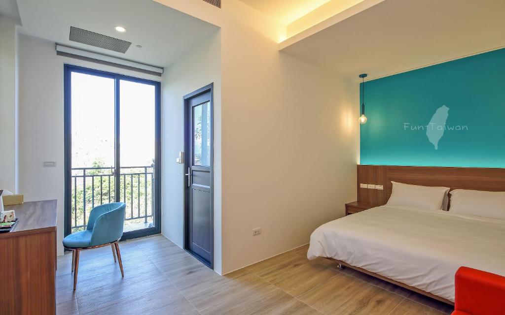 A bed or beds in a room at 宜蘭莫內花園城堡