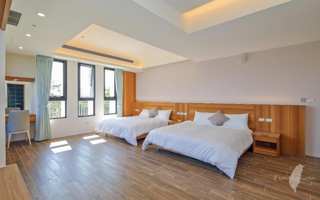 A bed or beds in a room at 宜蘭莫內花園城堡