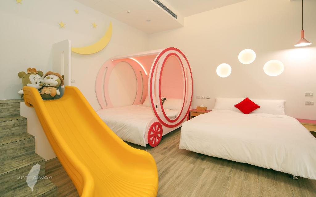 A bed or beds in a room at 宜蘭莫內花園城堡