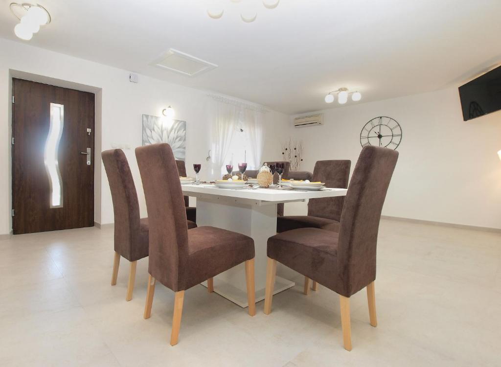 Telewizja i/lub zestaw kina domowego w obiekcie Holiday Home Villa Angelina 1233