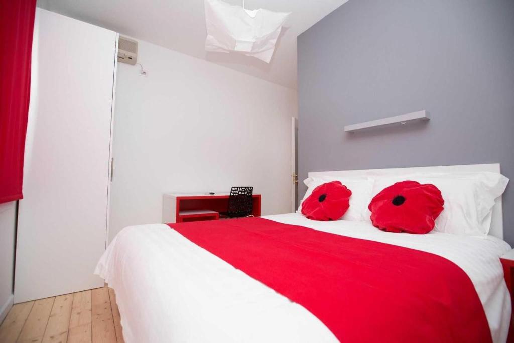 Postel nebo postele na pokoji v ubytování Hotel Rimini Tirana