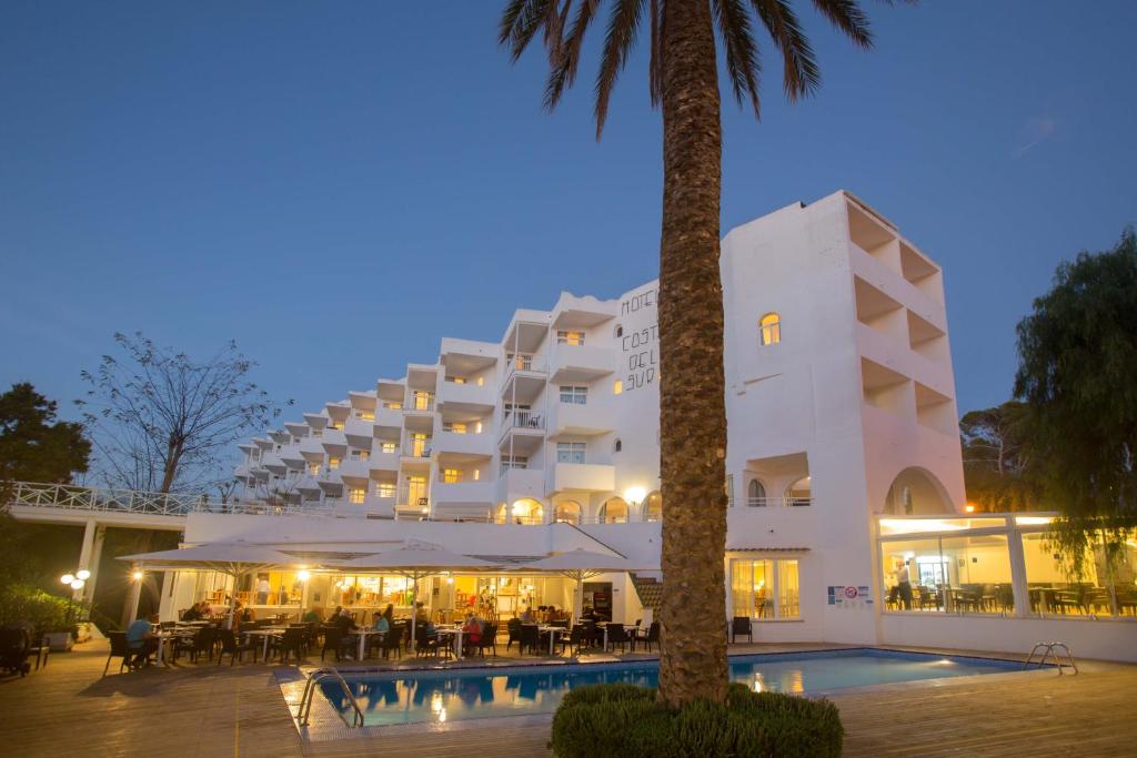 Bazén v ubytování Gavimar Cala Gran Hotel and Apartments nebo v jeho okolí