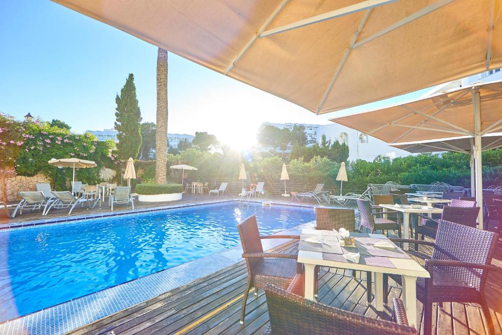 Bazén v ubytování Gavimar Cala Gran Hotel and Apartments nebo v jeho okolí