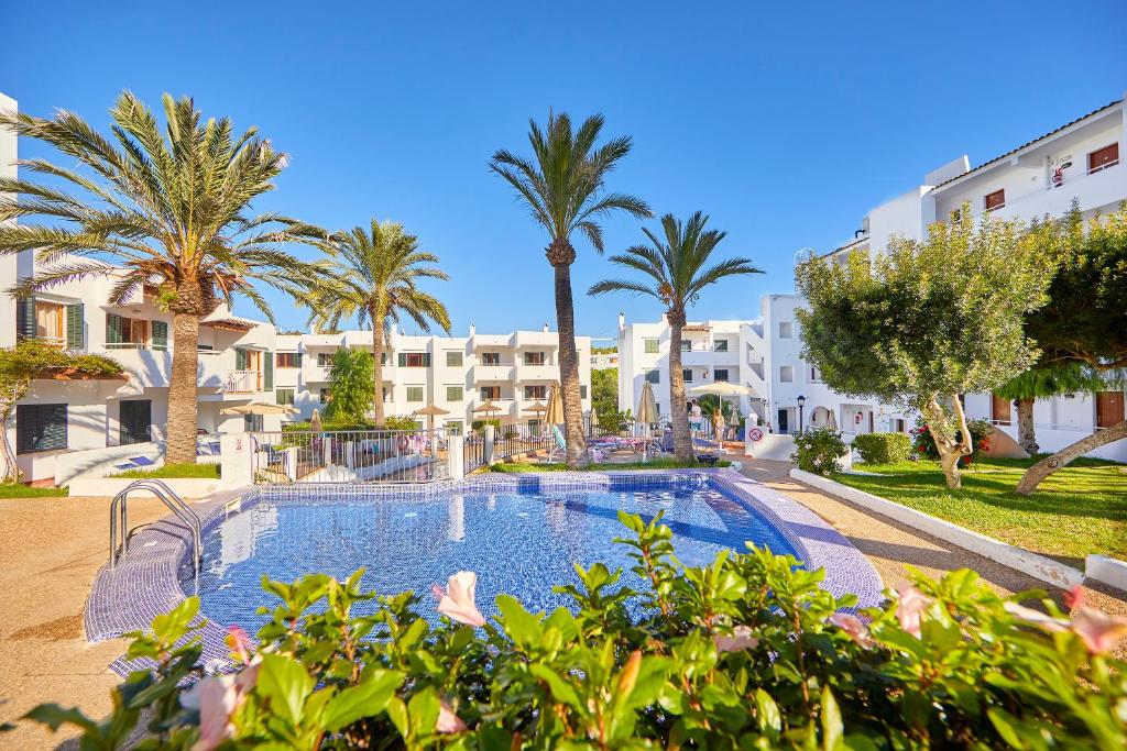 Bazén v ubytování Gavimar Cala Gran Hotel and Apartments nebo v jeho okolí