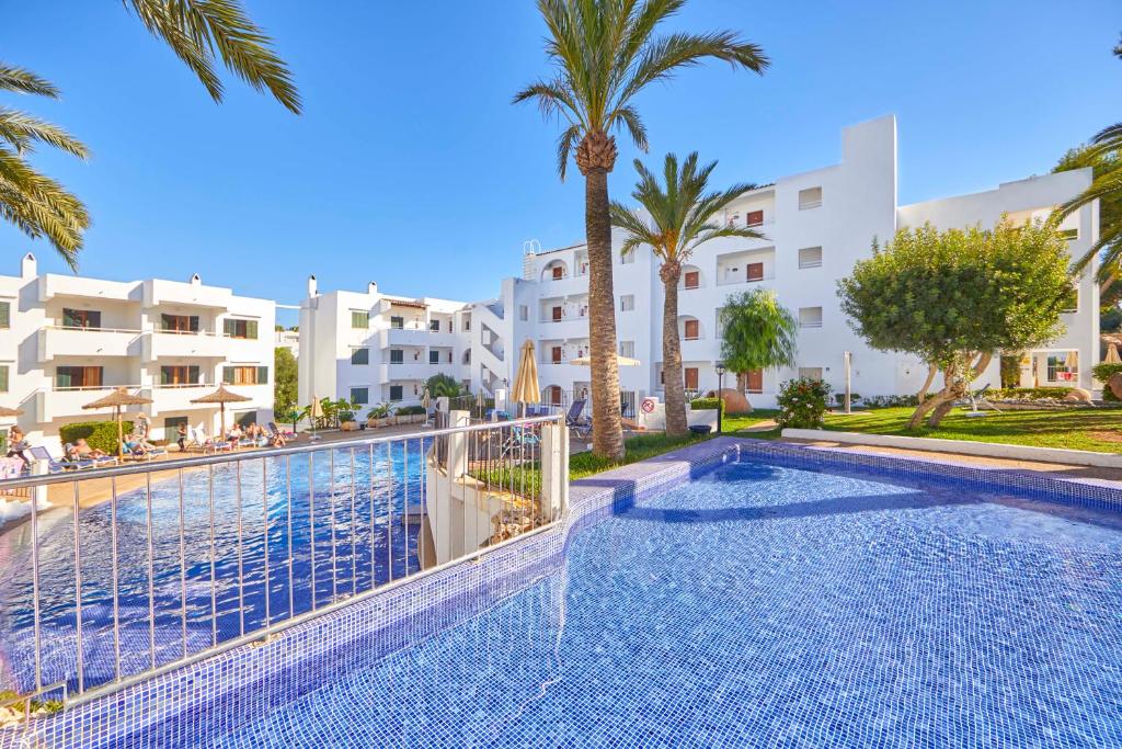 Bazén v ubytování Gavimar Cala Gran Hotel and Apartments nebo v jeho okolí