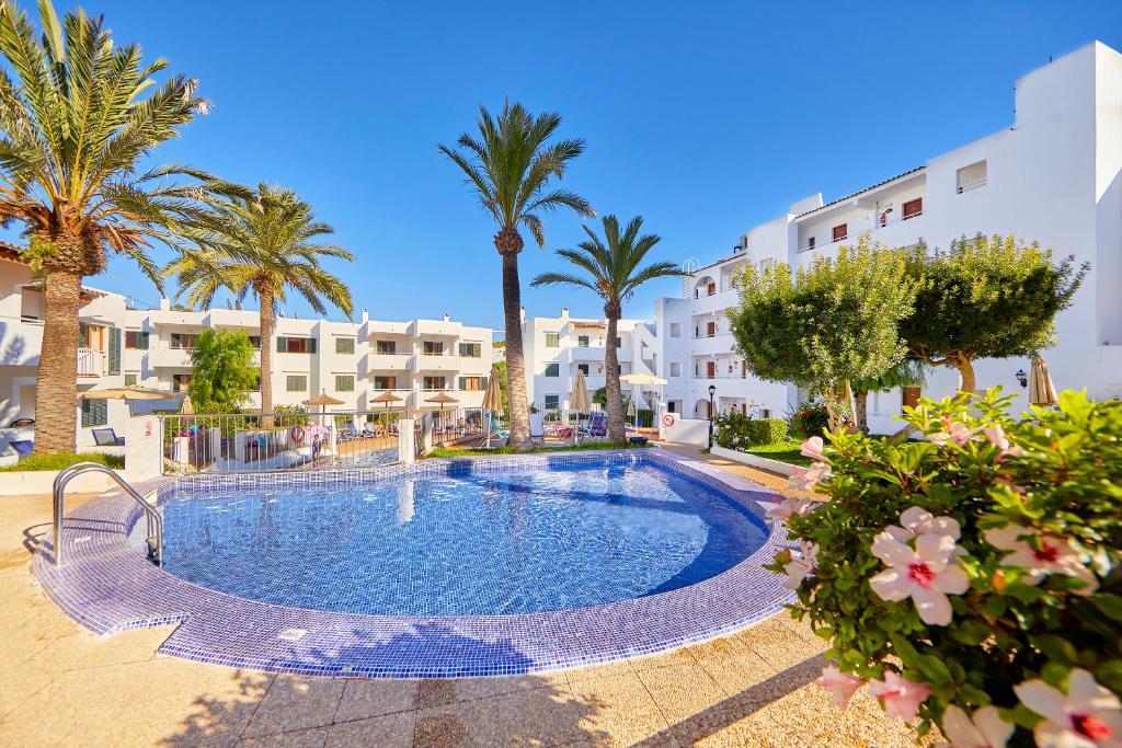 Bazén v ubytování Gavimar Cala Gran Hotel and Apartments nebo v jeho okolí