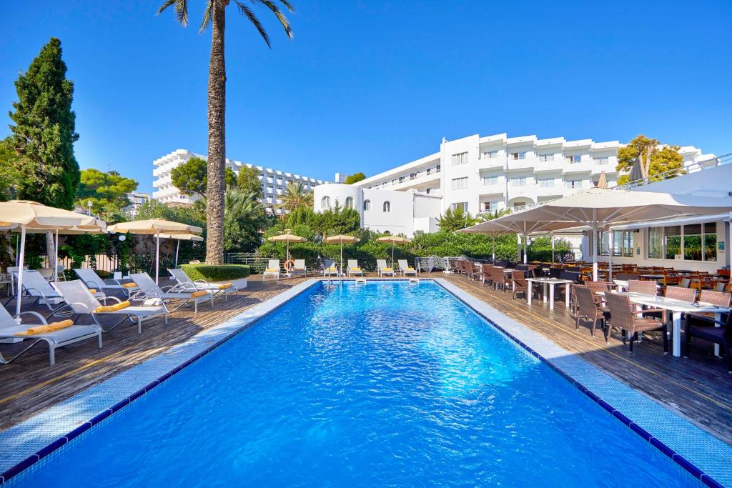 Bazén v ubytování Gavimar Cala Gran Hotel and Apartments nebo v jeho okolí