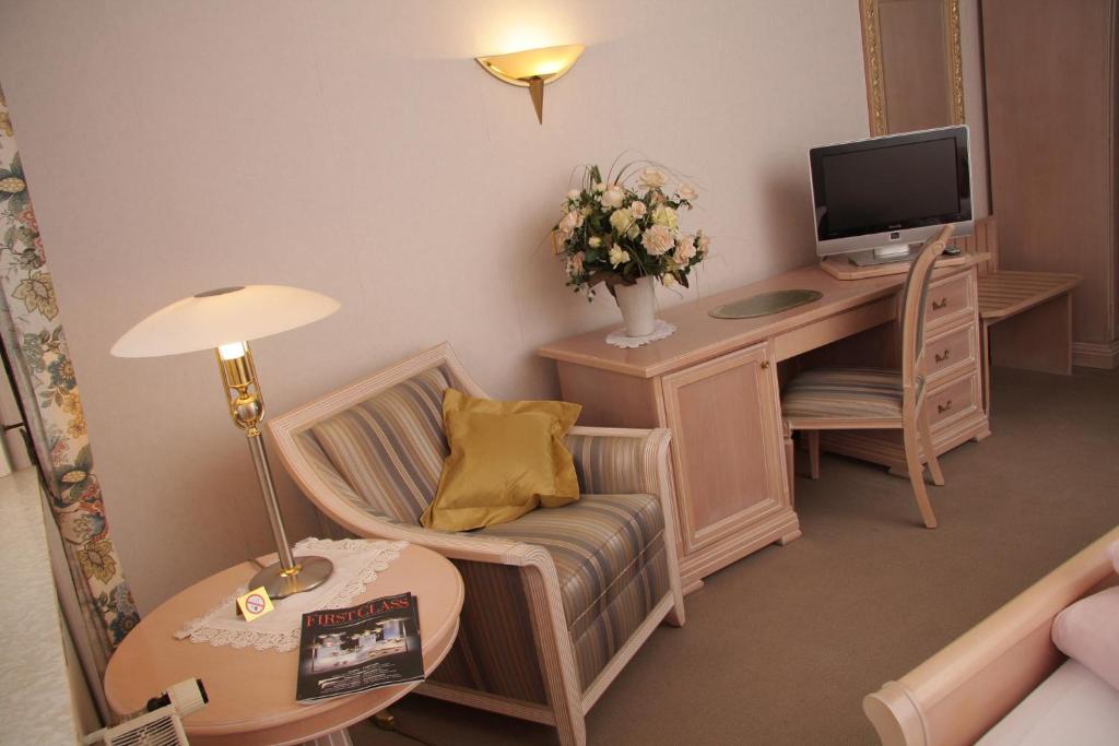 TV a/nebo společenská místnost v ubytování Hotel Edel