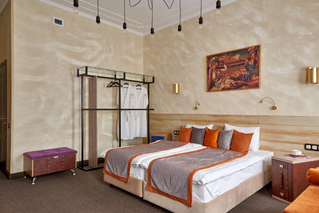 Кровать или кровати в номере Бутик отель Чемодановъ