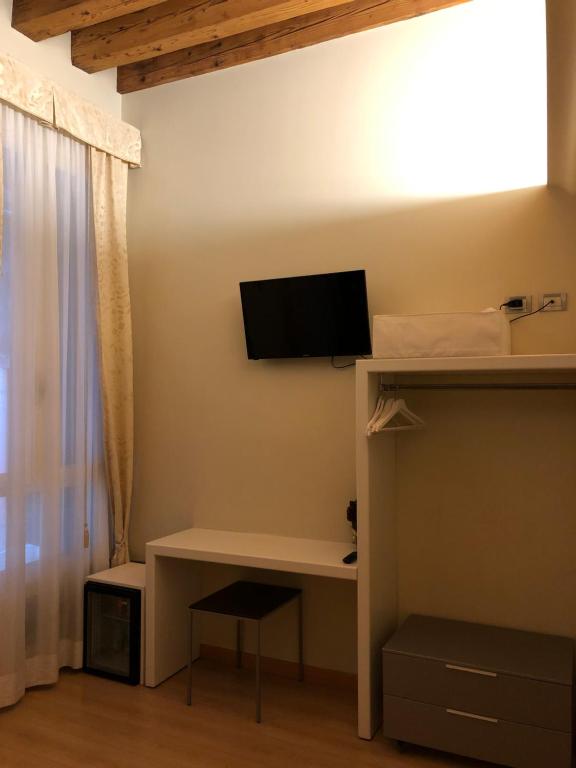 TV a/nebo společenská místnost v ubytování Albergo al Tiepolo