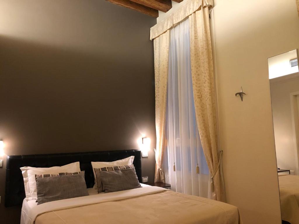Postel nebo postele na pokoji v ubytování Albergo al Tiepolo