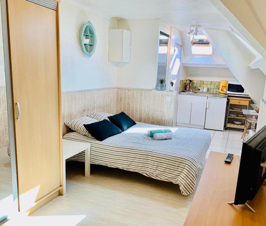 a small bedroom with a bed in a room at Studio Confort, en face du campus 1 et du tramway in Caen