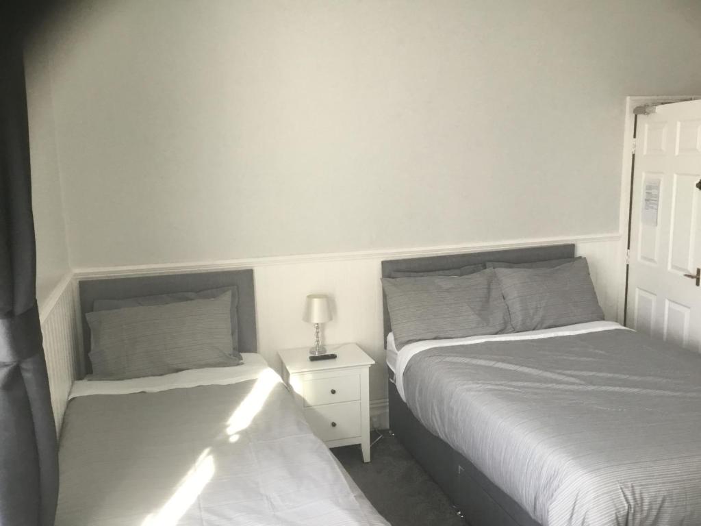 Cara Guesthouse - 浴室的家庭房