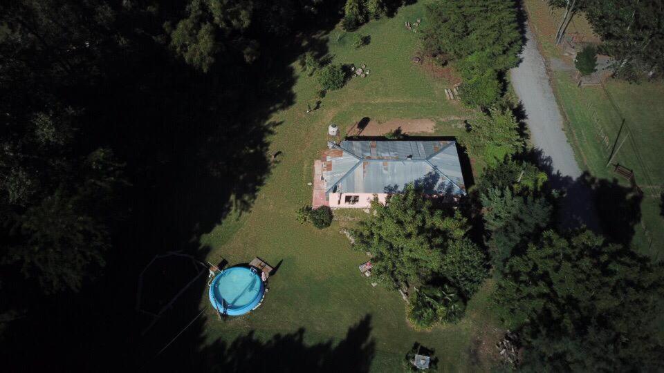 una vista aérea de una casa grande con piscina en Rancho Apar T - en Tandil