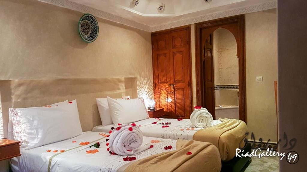 2 Betten nebeneinander in einem Zimmer in der Unterkunft Riad Gallery 49 in Marrakesch