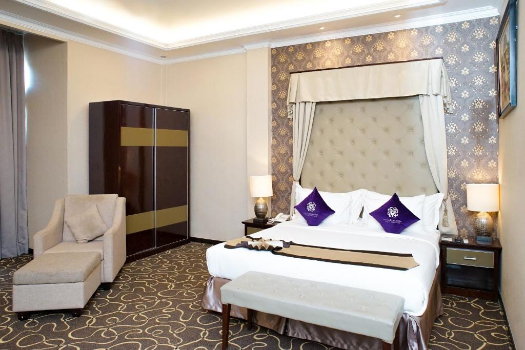 Postel nebo postele na pokoji v ubytování Adhiwangsa Hotel