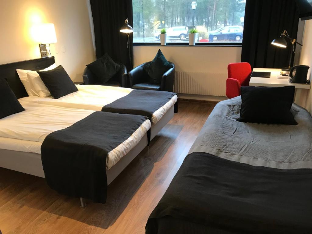 Postel nebo postele na pokoji v ubytování Hotel Småland