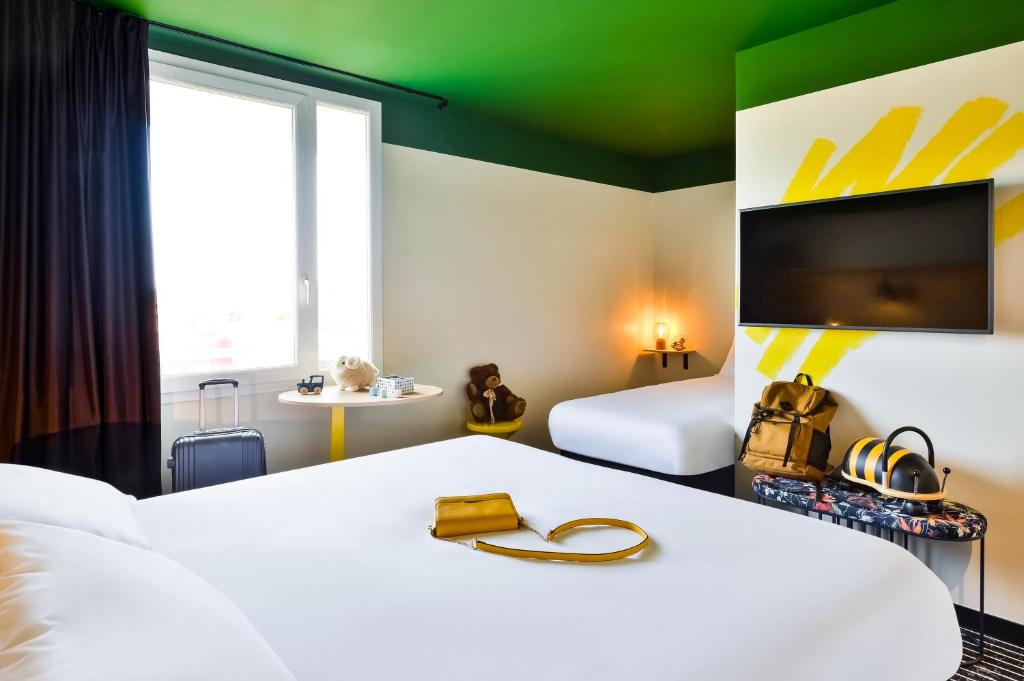 Postel nebo postele na pokoji v ubytování ibis Styles Lyon Meyzieu Arena Stadium
