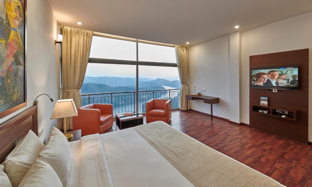 TV a/nebo společenská místnost v ubytování Ragamaya Resort & Spa Munnar
