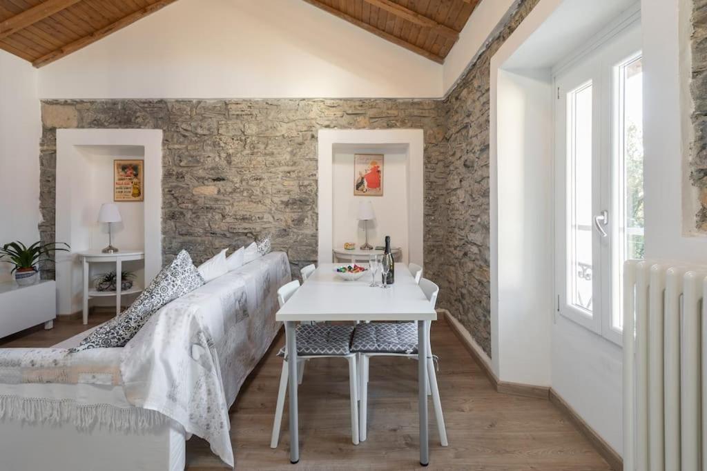 ein Wohnzimmer mit einem Sofa und einem Tisch in der Unterkunft Lilia's Home in Cernobbio