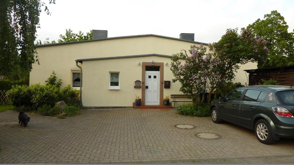 ein Haus mit einem davor geparkt in der Unterkunft Pension Rosenvilla in Sedlitz
