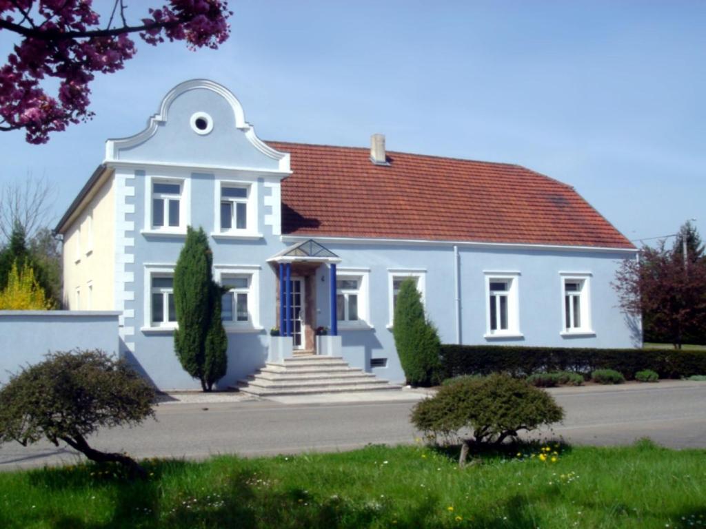 een wit huis met een rood dak bij Villa Maria in Petit-Réderching