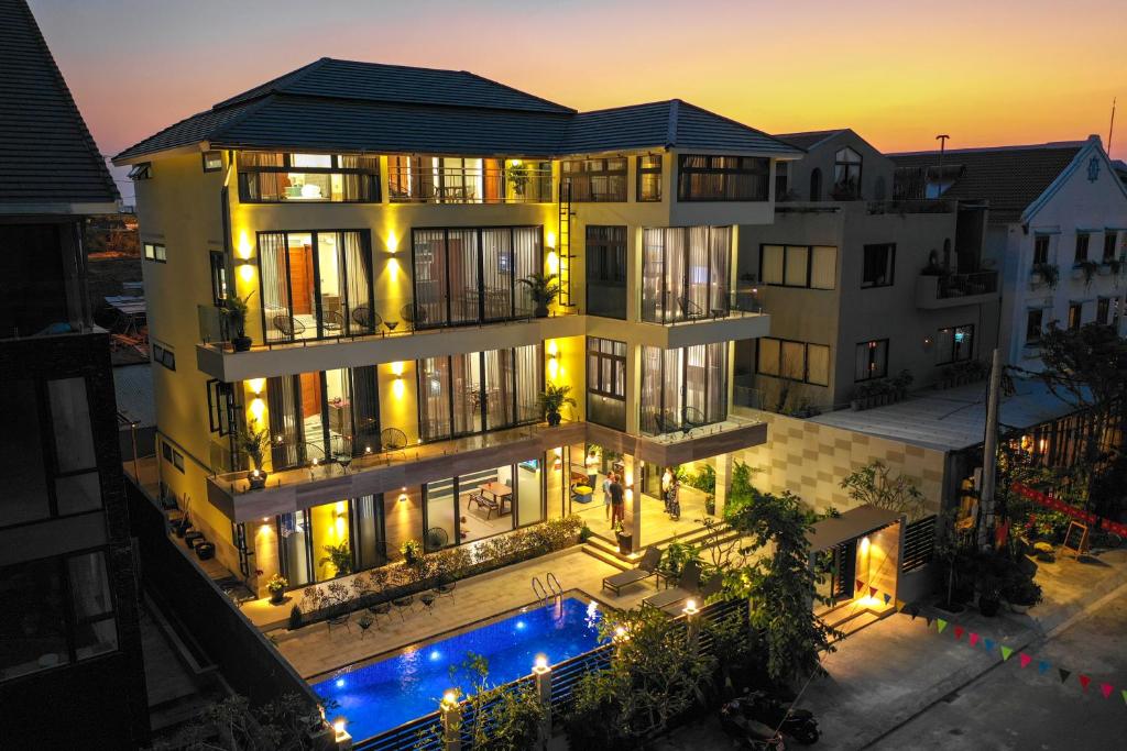 uma vista aérea de um edifício ao pôr-do-sol em Beach Haven Suites Hội An Apartment em Hoi An