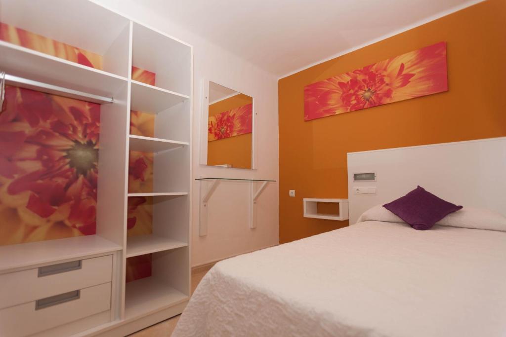 Postel nebo postele na pokoji v ubytování Hostal Costa Blanca