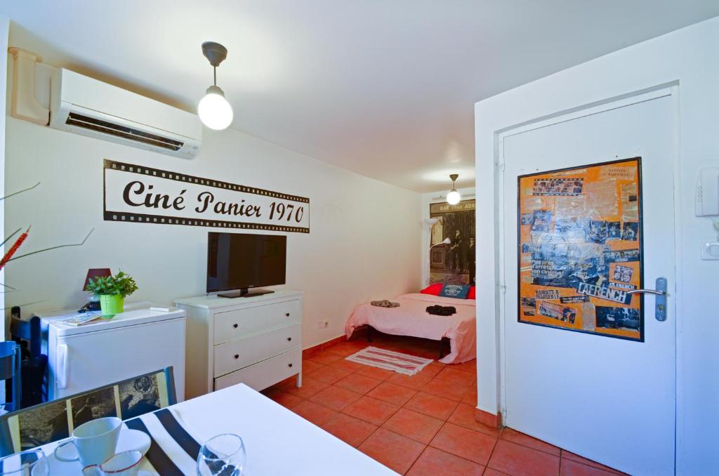 Habitación con cama y cartel en Studio Panier 1970 en Marsella