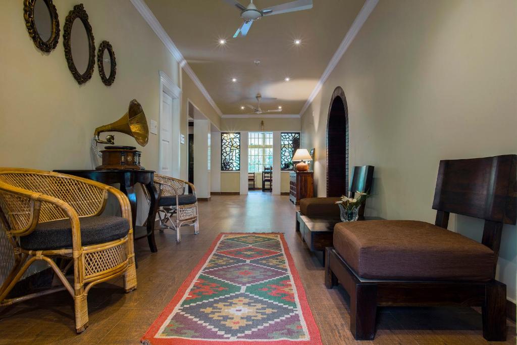卡迪的住宿－Alencherry plantation homestay，客厅配有桌椅和地毯