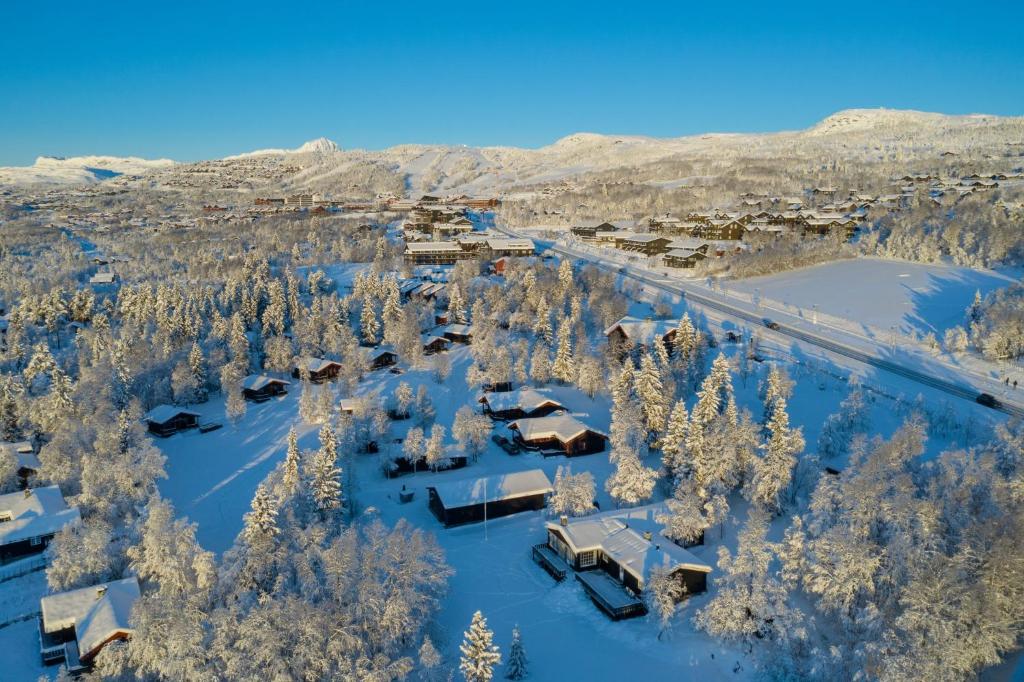 een luchtzicht op een resort in de sneeuw bij Knuts Hyttegrend in Beitostøl