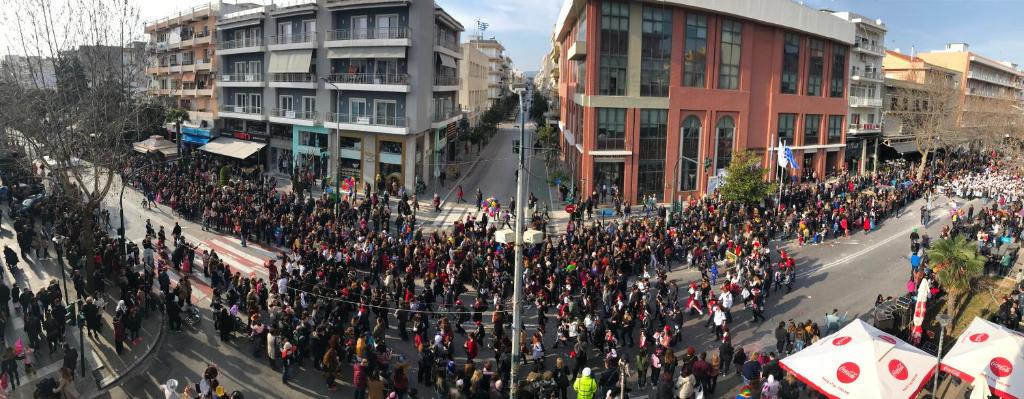um grande grupo de pessoas marchando por uma rua em um desfile em Modern apartment in the heart of the city em Alexandroúpolis