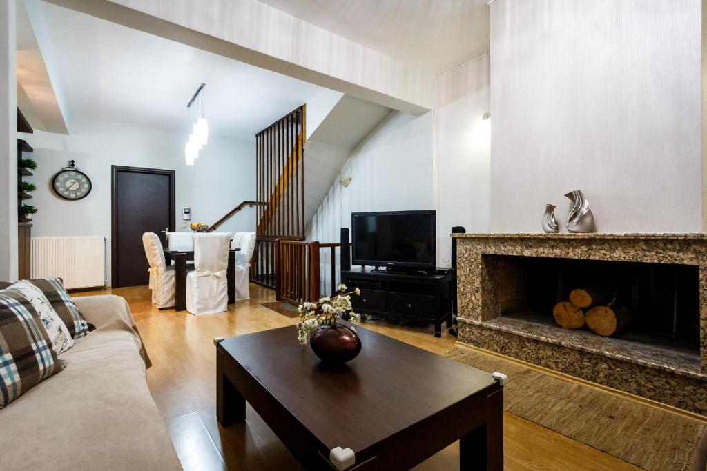 uma sala de estar com um sofá e uma lareira em Teo Vivi Maizonette em Zakynthos
