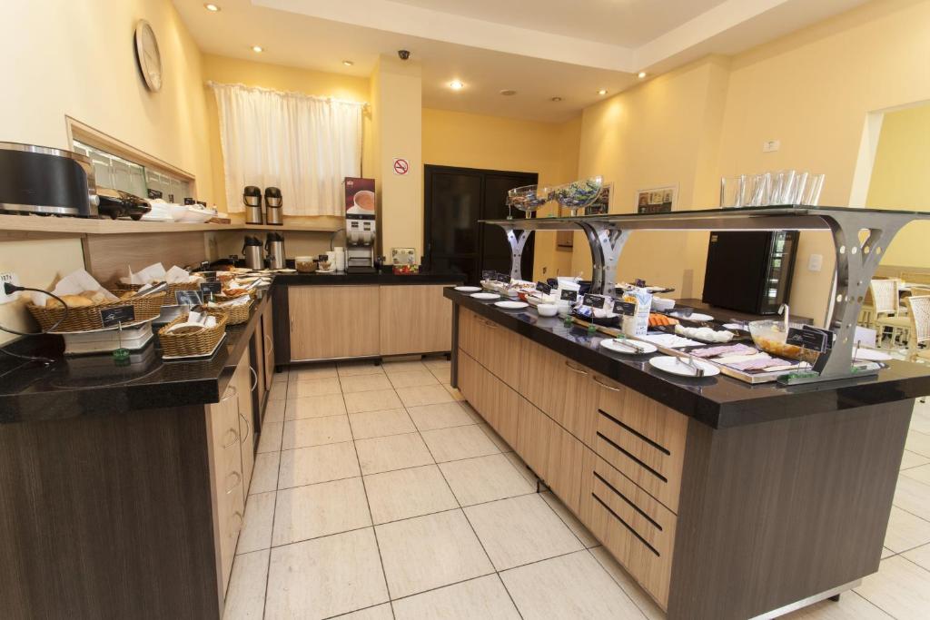 A cozinha ou cozinha compacta de Rio Hotel by Bourbon Curitiba