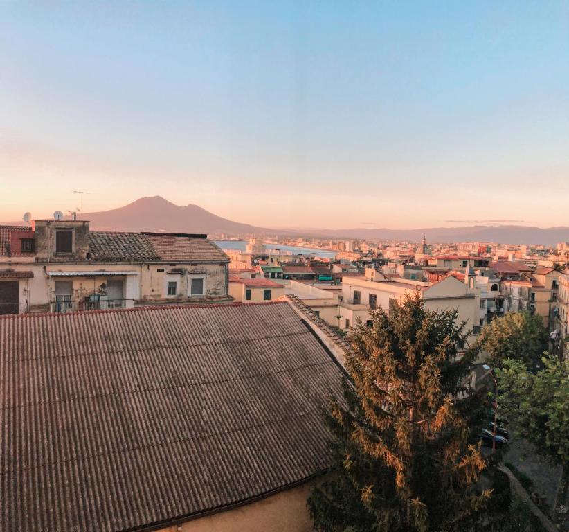 vistas a la ciudad desde el techo de un edificio en B&B occhi di mare, en Castellammare di Stabia