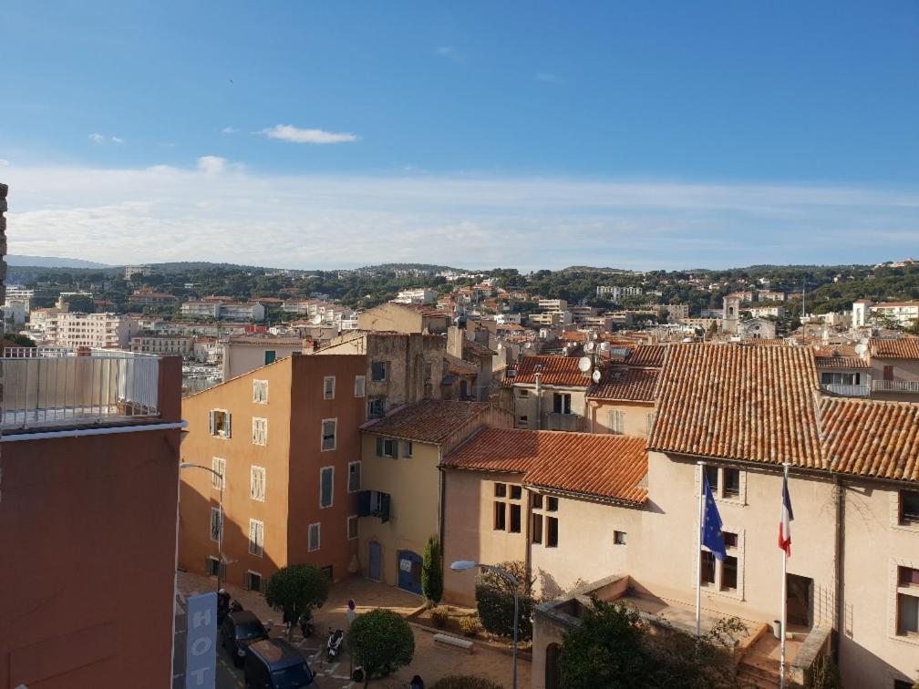 Blick auf eine Stadt vom Dach eines Gebäudes in der Unterkunft Entre terre et mer Plein centre Terrasse in Cassis