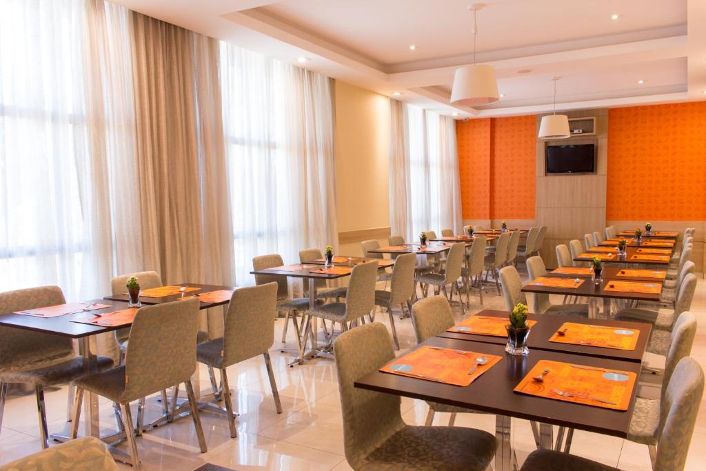 Uma TV ou centro de entretenimento em Rio Hotel by Bourbon Curitiba