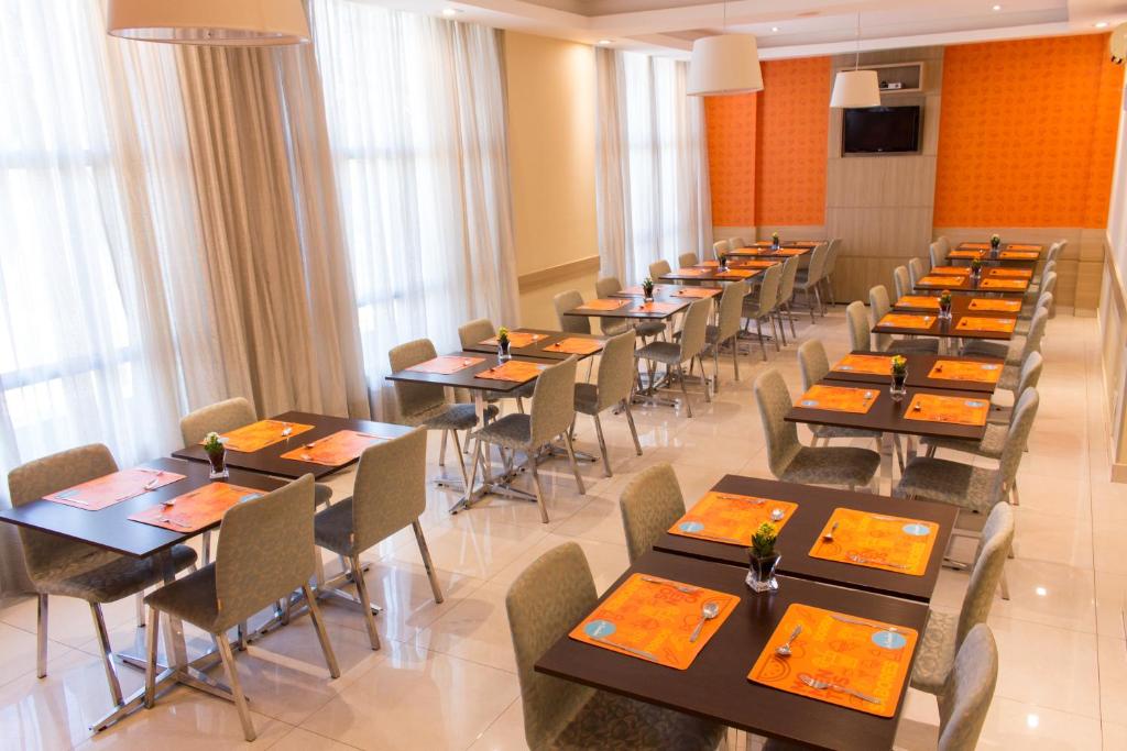 Um restaurante ou outro lugar para comer em Rio Hotel by Bourbon Curitiba