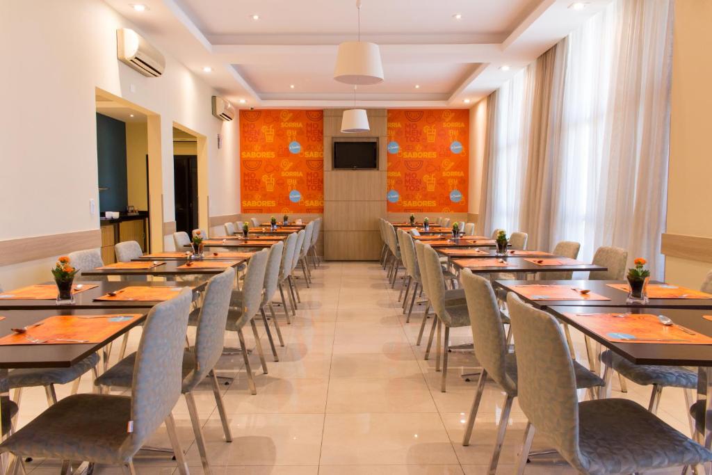 Um restaurante ou outro lugar para comer em Rio Hotel by Bourbon Curitiba
