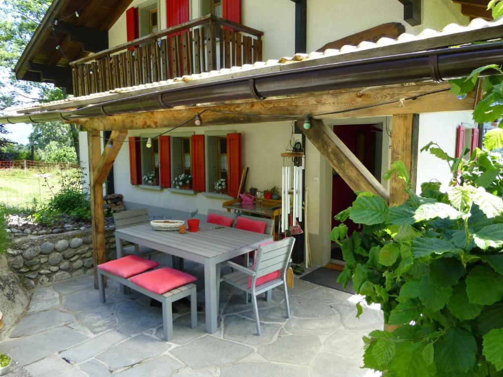 Patio nebo venkovní prostory v ubytování B&B Les Biolleys