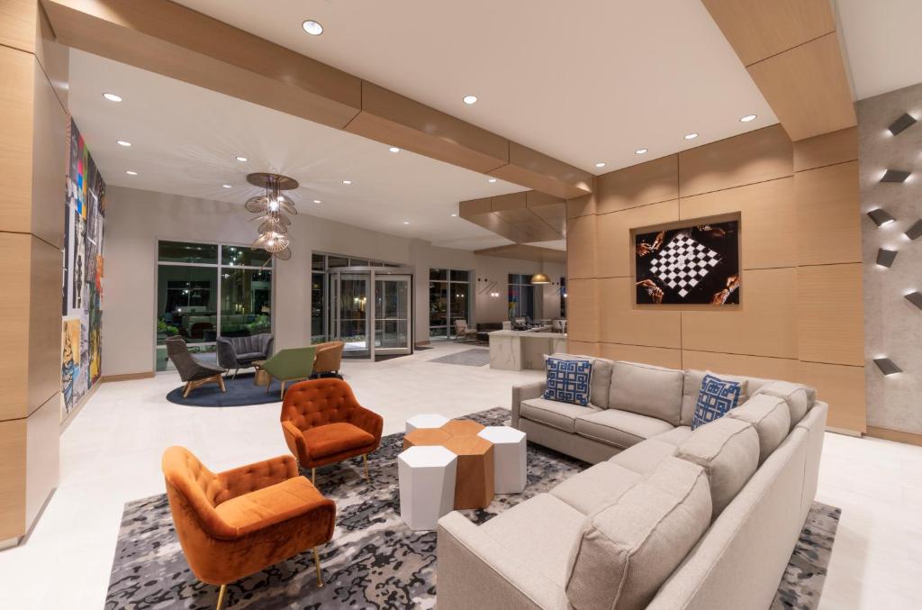 Ein Sitzbereich in der Unterkunft Hyatt Place Sandestin at Grand Blvd